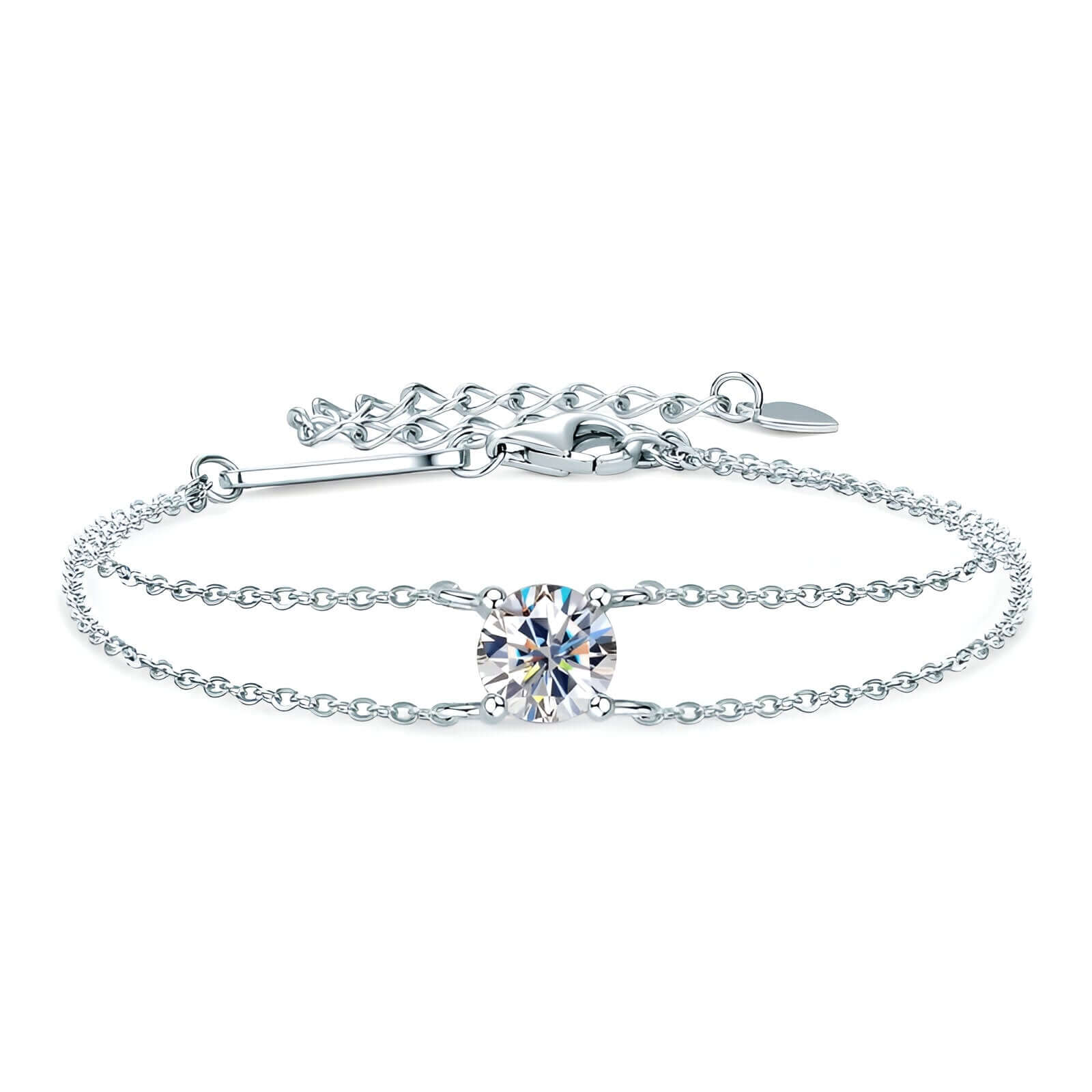 Bracelet chaîne double argentée en argent 925 plaqué or blanc et moissanite solitaire sur fond blanc.