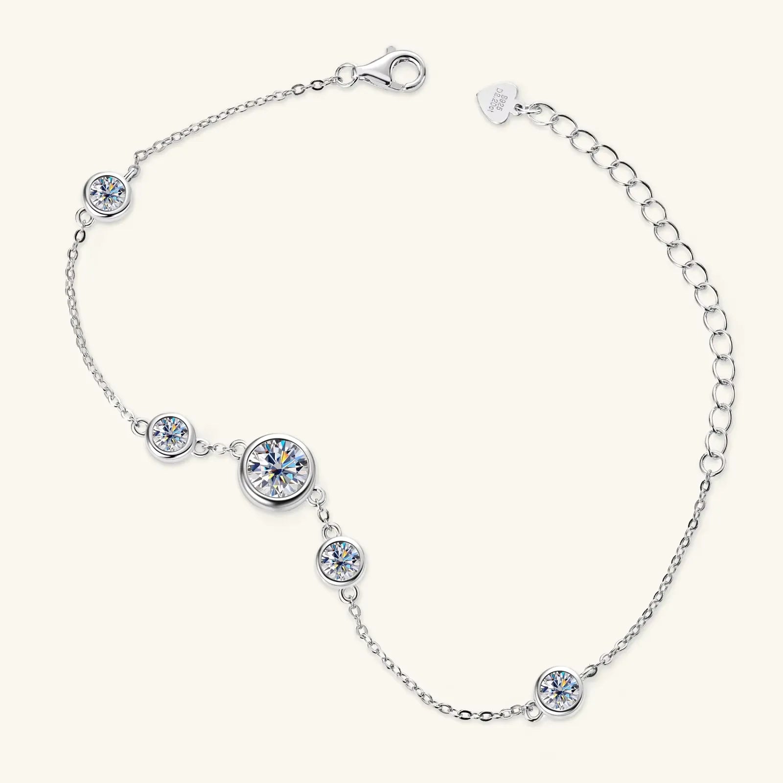Bracelet chaîne fine en argent 925 plaqué or blanc et moissanites vue du dessus.