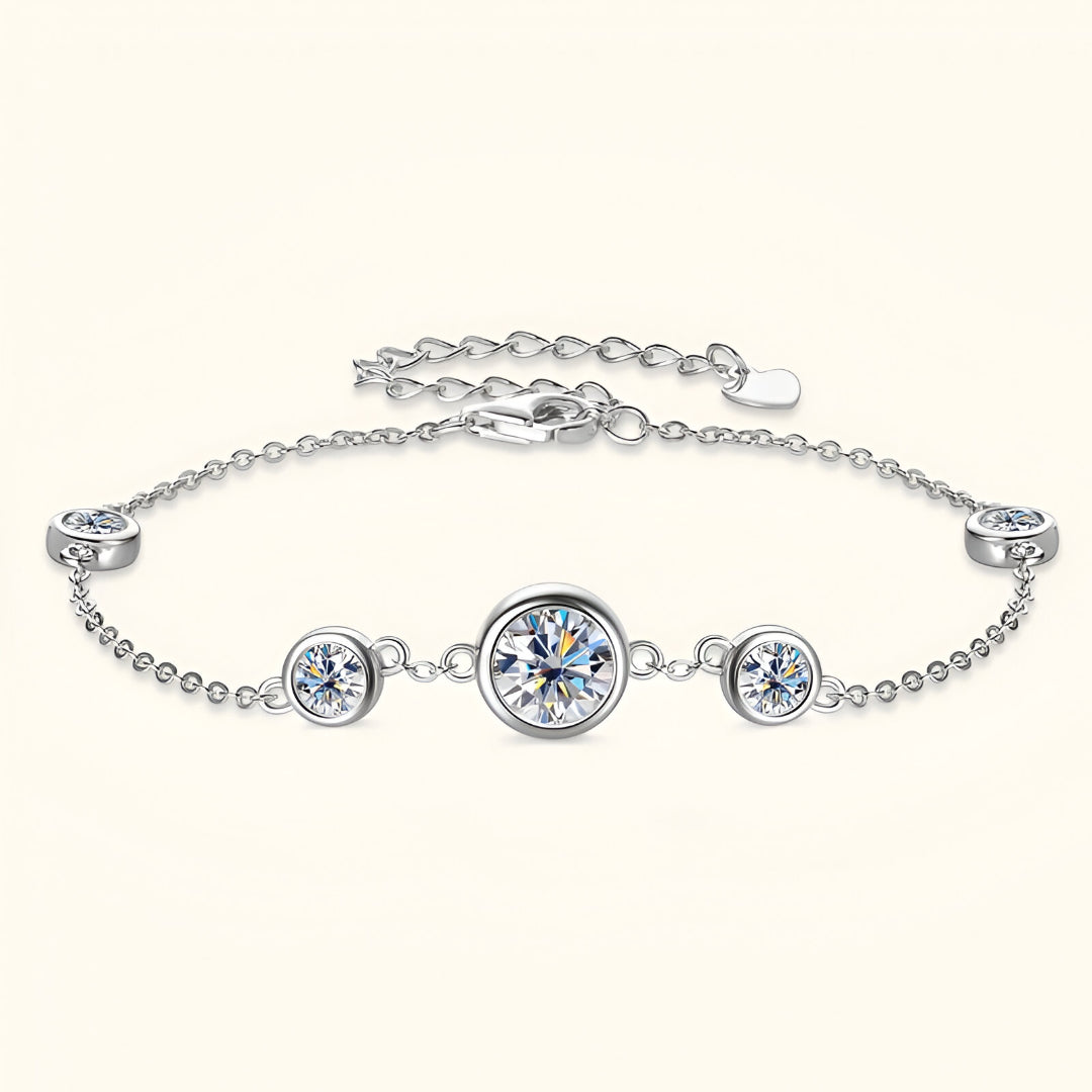 Bracelet chaîne fine en argent 925 plaqué or blanc délicat et moissanites vue de face.