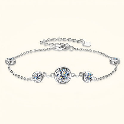 Bracelet chaîne fine en argent 925 plaqué or blanc délicat et moissanites vue de face.
