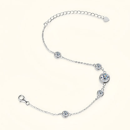 Bracelet chaîne fine en argent sterling 925 plaqué or blanc et moissanites à plat.