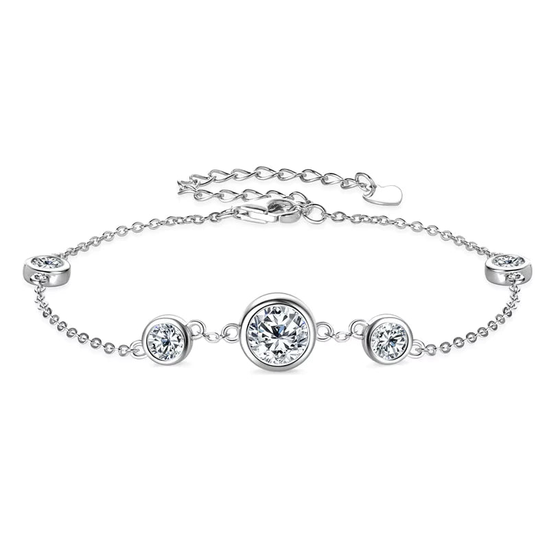Bracelet chaîne fine en argent 925 plaqué or blanc et moissanites sur fond blanc.
