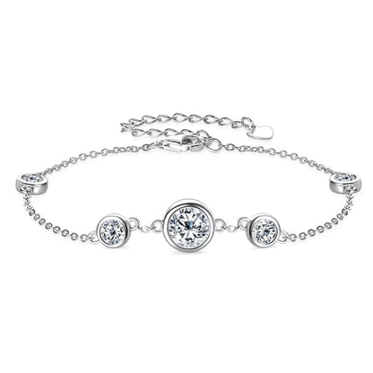 Bracelet chaîne fine en argent 925 plaqué or blanc et moissanites sur fond blanc.
