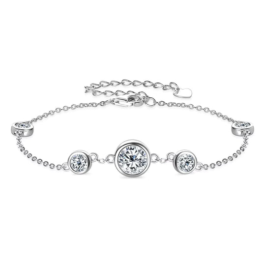 Bracelet chaîne fine en argent 925 plaqué or blanc et moissanites sur fond blanc.
