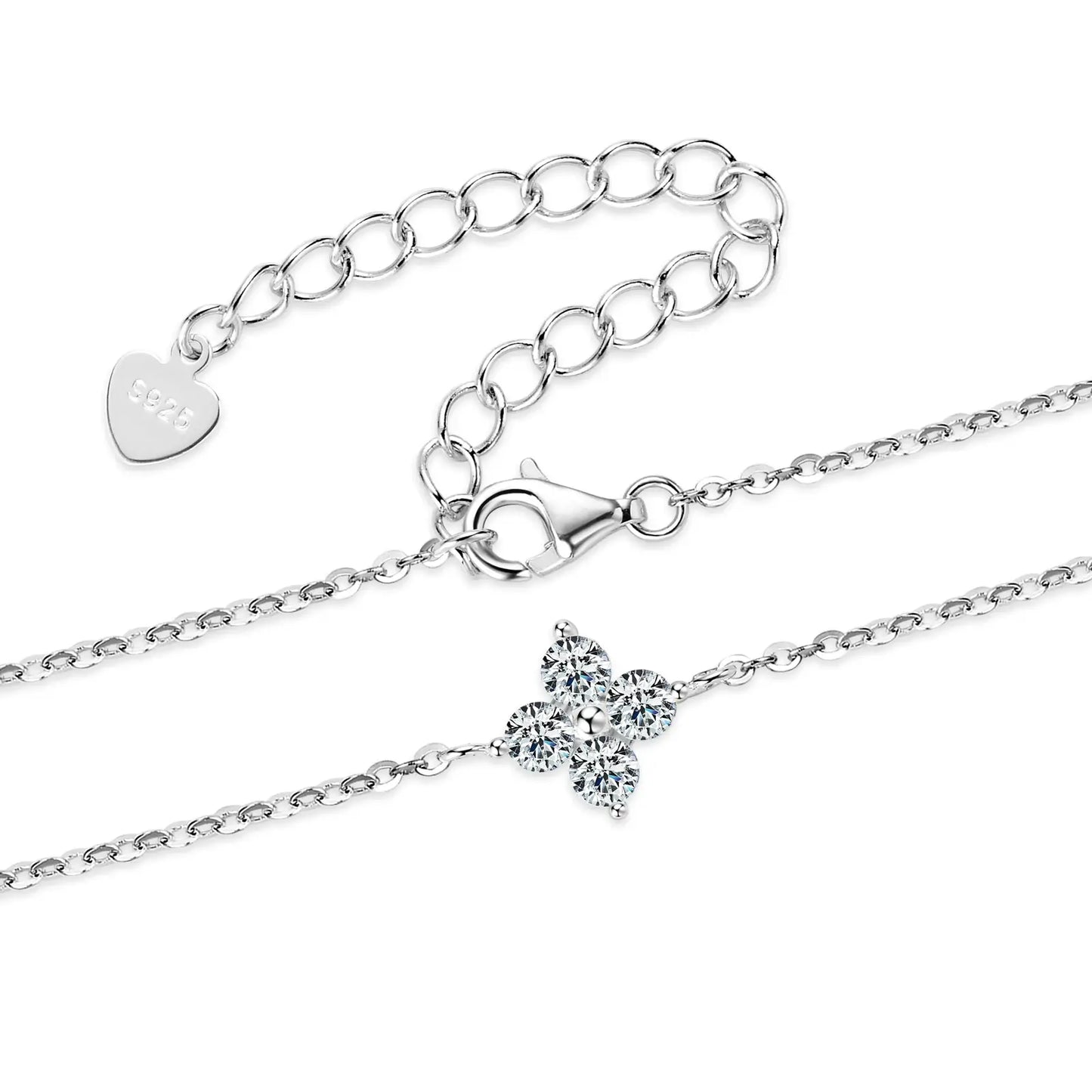 Bracelet chaîne fine fleur pavée en argent sterling 925 plaqué or blanc et moissanites à plat vue de proche.
