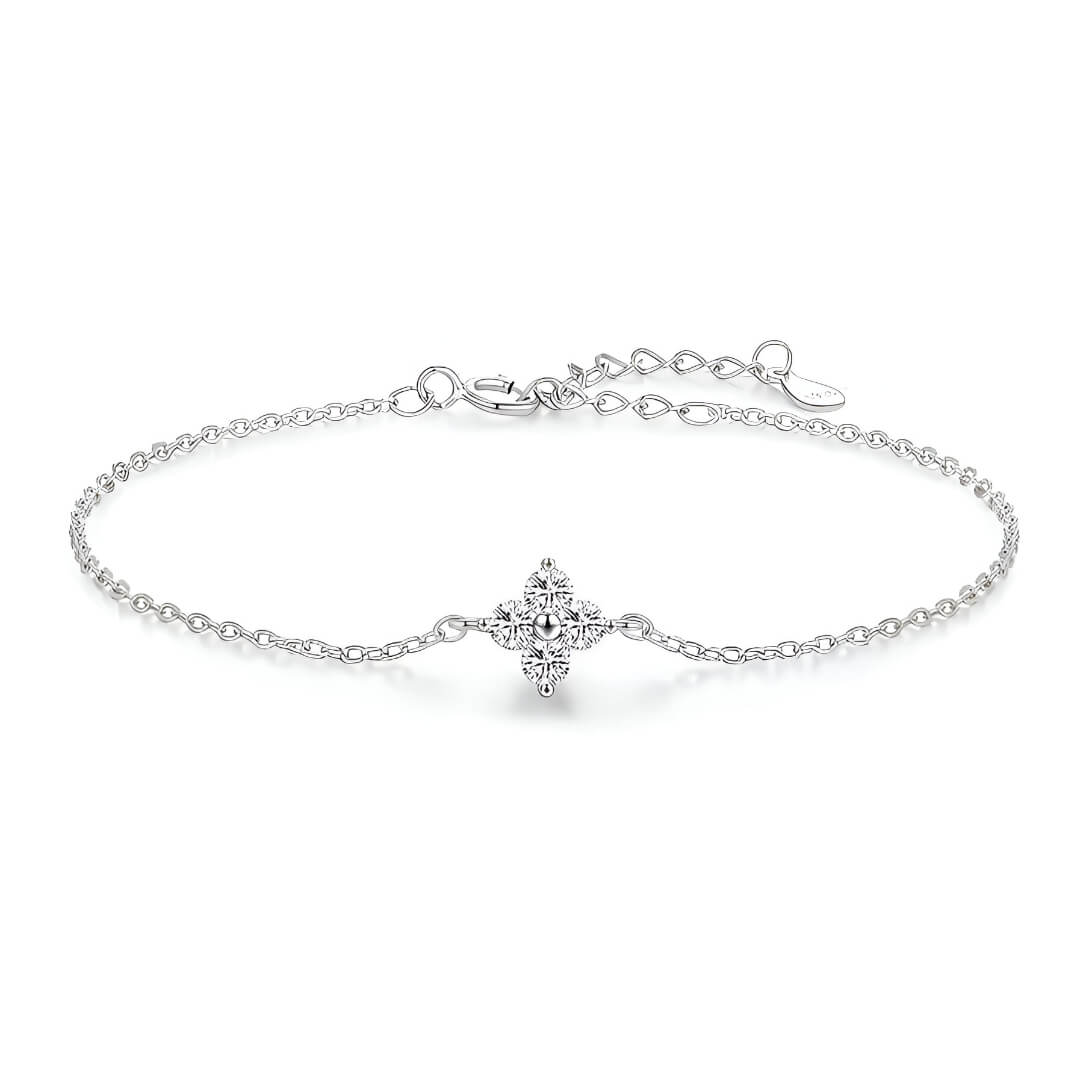 Bracelet chaîne fine fleur pavée en argent 925 plaqué or blanc et moissanites sur fond blanc.
