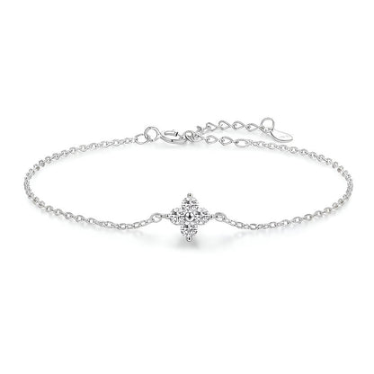 Bracelet chaîne fine fleur pavée en argent 925 plaqué or blanc et moissanites sur fond blanc.