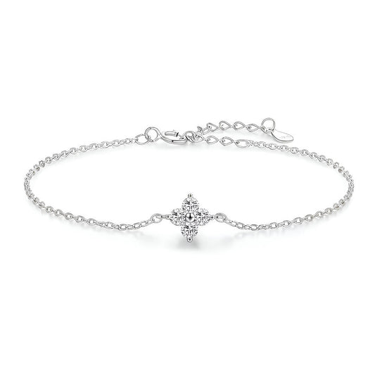Bracelet chaîne fine fleur pavée en argent 925 plaqué or blanc et moissanites sur fond blanc.