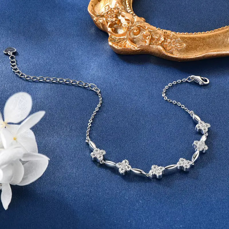 Bracelet chaîne fleur en argent 925 plaqué or blanc discret et moissanites à plat.