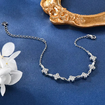 Bracelet chaîne fleur en argent 925 plaqué or blanc discret et moissanites à plat.