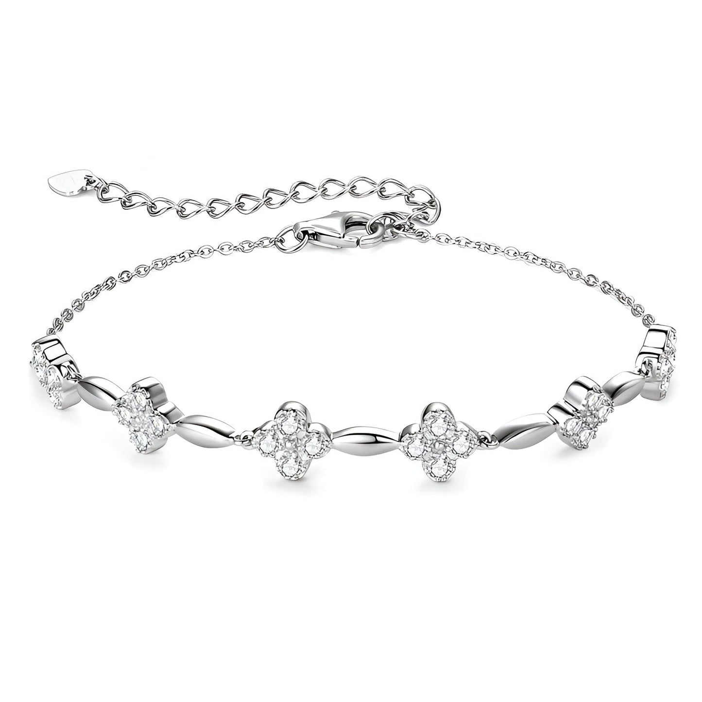 Bracelet chaîne fleur en argent 925 plaqué or blanc et moissanites sur fond blanc.