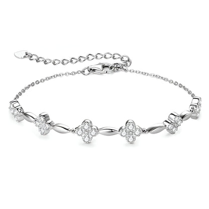 Bracelet chaîne fleur en argent 925 plaqué or blanc et moissanites sur fond blanc.