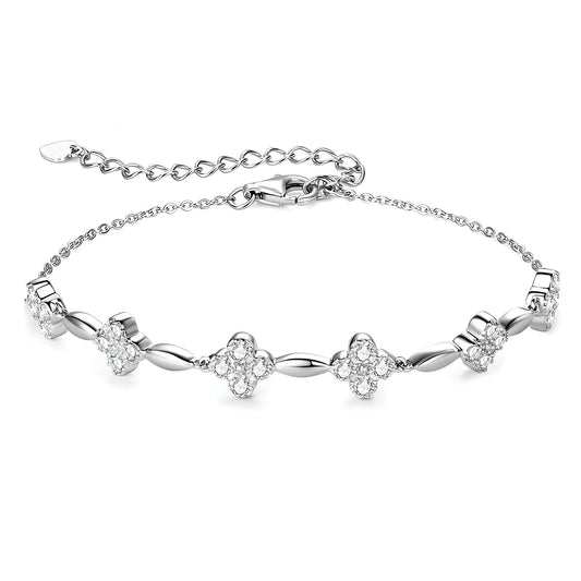 Bracelet chaîne fleur en argent 925 plaqué or blanc et moissanites sur fond blanc.