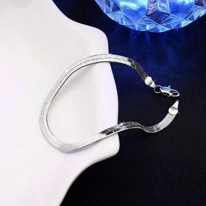 Bracelet chaîne serpent en argent sterling plaqué or blanc posé.