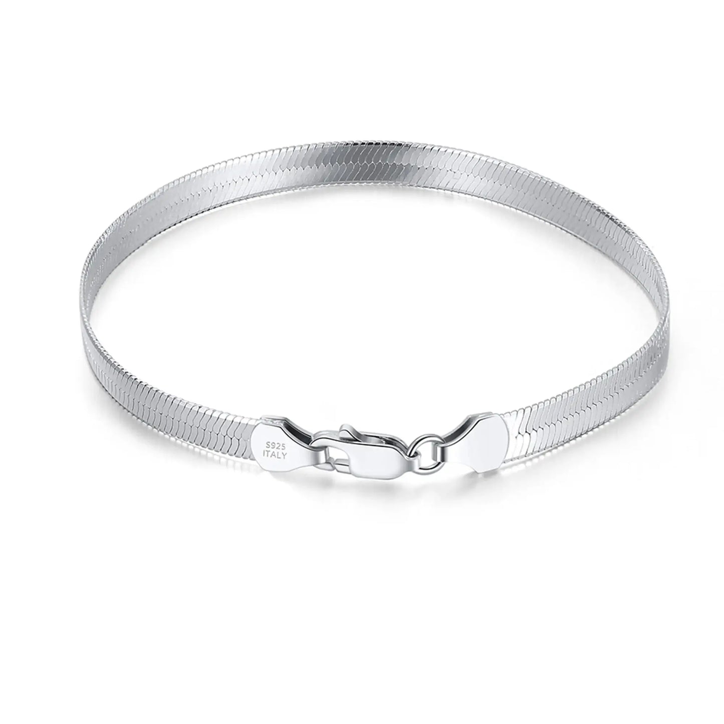Bracelet chaîne serpent en argent 925 plaqué or blanc sur fond blanc.