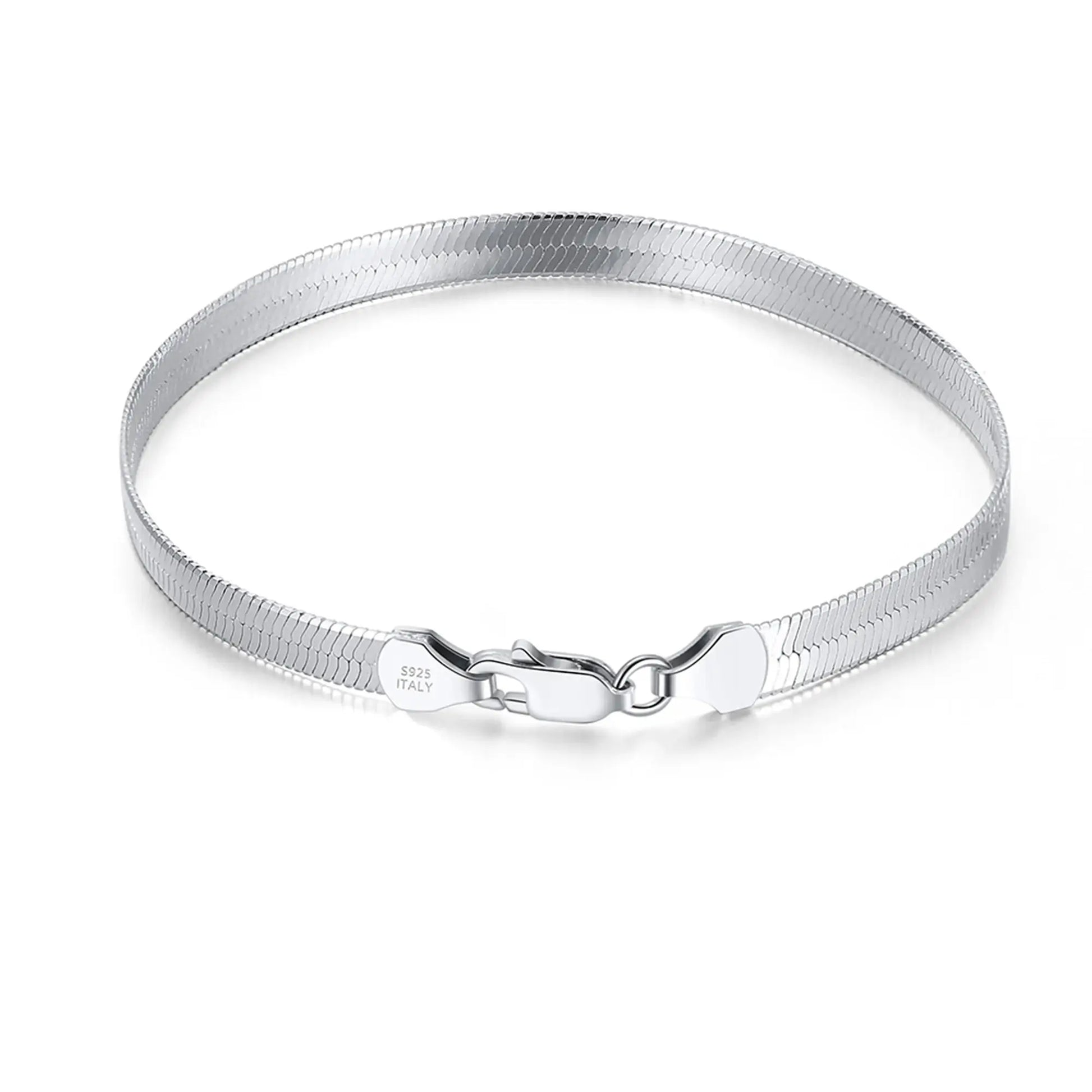 Bracelet chaîne serpent en argent 925 plaqué or blanc sur fond blanc.