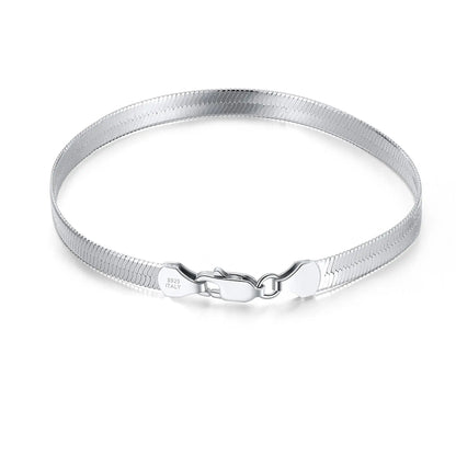 Bracelet chaîne serpent en argent 925 plaqué or blanc sur fond blanc.