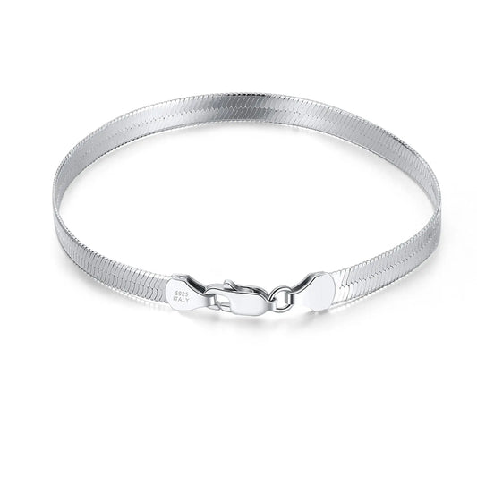 Bracelet chaîne serpent en argent 925 plaqué or blanc sur fond blanc.