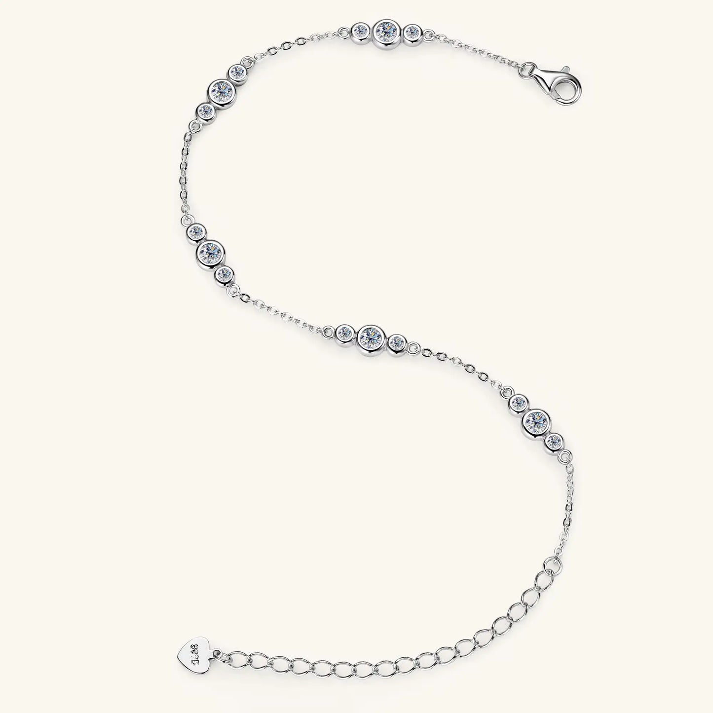 Bracelet chaîne sinueuse trio de pierres en argent 925 plaqué or blanc et moissanites éclatantes étalé.