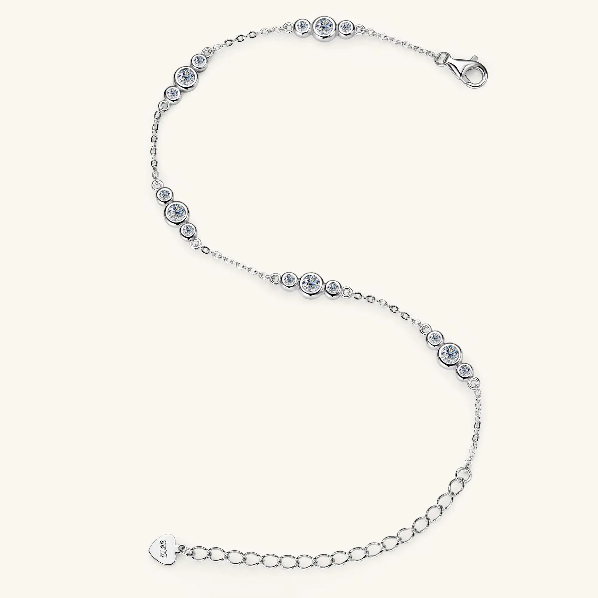 Bracelet chaîne sinueuse trio de pierres en argent 925 plaqué or blanc et moissanites éclatantes étalé.