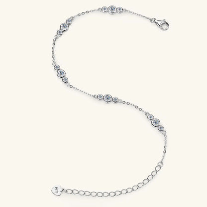 Bracelet chaîne sinueuse trio de pierres en argent 925 plaqué or blanc et moissanites éclatantes étalé.