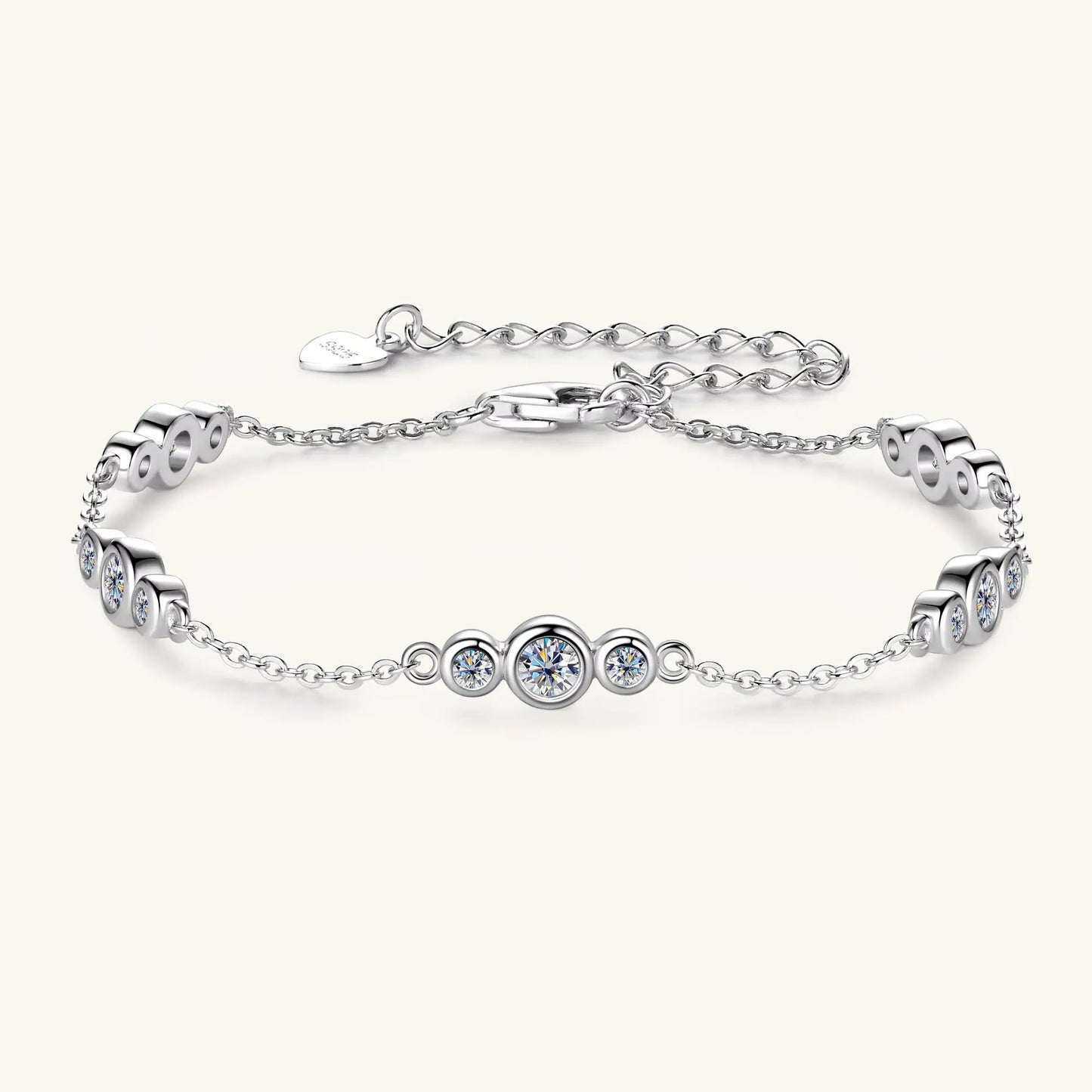 Bracelet chaîne sinueuse trio de pierres en argent sterling 925 plaqué or blanc et moissanites vue de face.