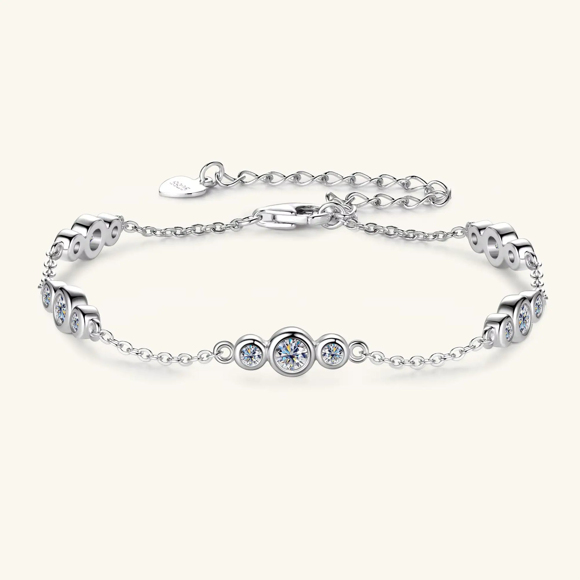 Bracelet chaîne sinueuse trio de pierres en argent sterling 925 plaqué or blanc et moissanites vue de face.