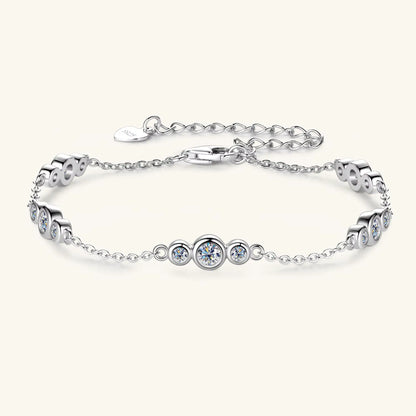 Bracelet chaîne sinueuse trio de pierres en argent sterling 925 plaqué or blanc et moissanites vue de face.