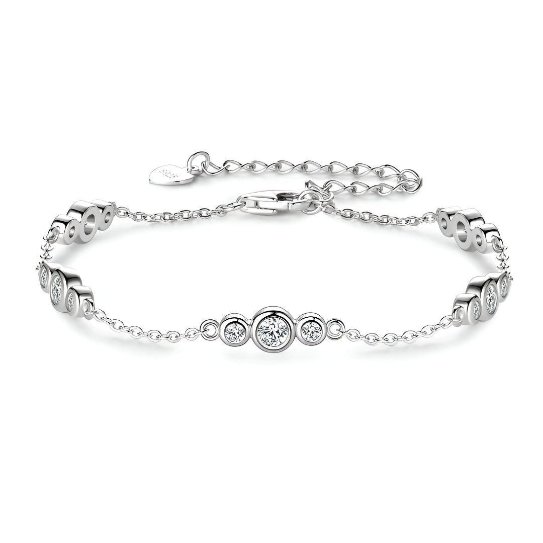 Bracelet chaîne sinueuse trio de pierres en argent 925 plaqué or blanc et moissanites sur fond blanc.