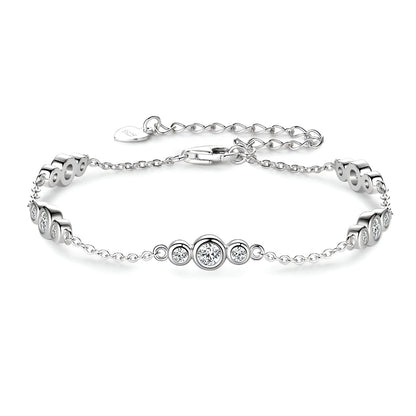 Bracelet chaîne sinueuse trio de pierres en argent 925 plaqué or blanc et moissanites sur fond blanc.