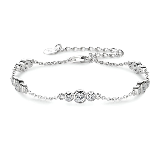 Bracelet chaîne sinueuse trio de pierres en argent 925 plaqué or blanc et moissanites sur fond blanc.