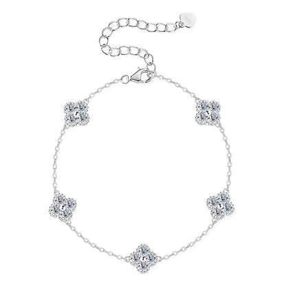 Bracelet chaîne trèfle à quatre feuilles en argent 925 plaqué or blanc discret et moissanites vue du dessus.