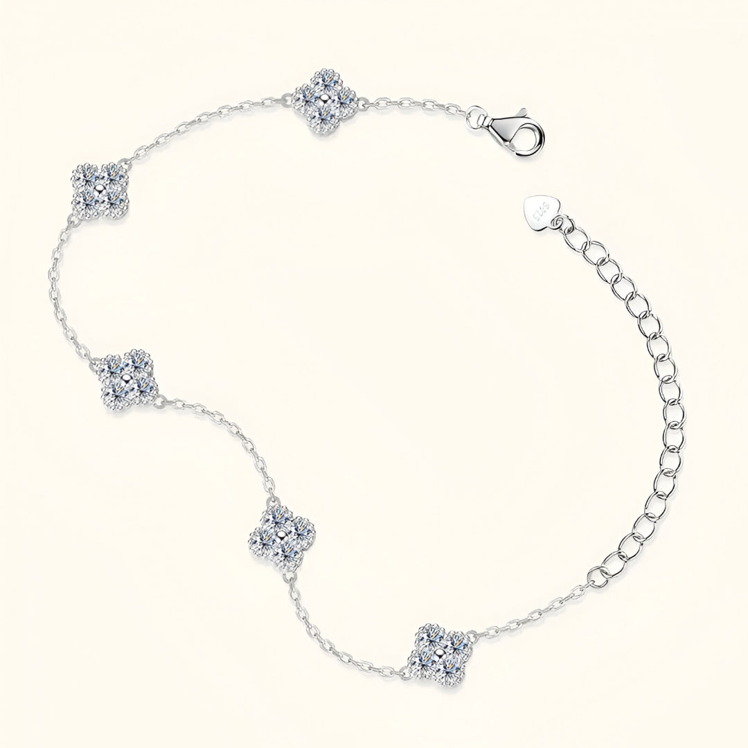 Bracelet chaîne trèfle à quatre feuilles en argent 925 plaqué or blanc délicat et moissanites vue en entier.
