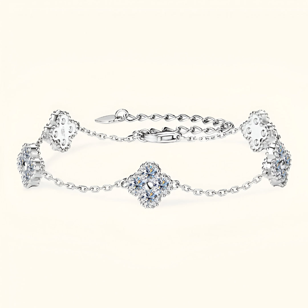 Bracelet chaîne trèfle à quatre feuilles en argent sterling 925 plaqué or blanc et moissanites vue de face.