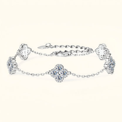 Bracelet chaîne trèfle à quatre feuilles en argent sterling 925 plaqué or blanc et moissanites vue de face.