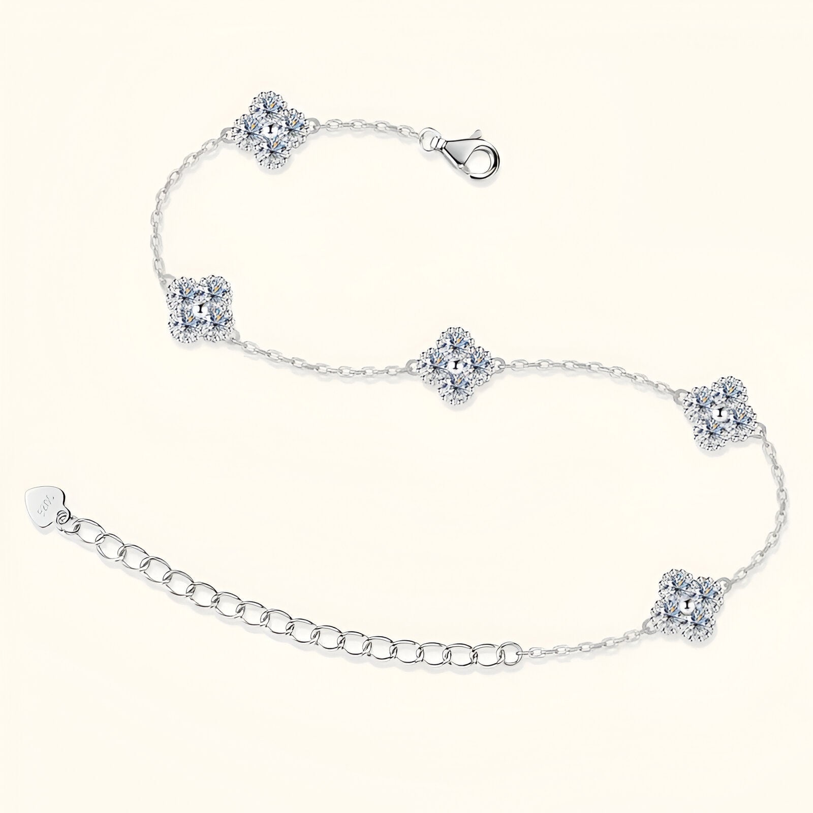 Bracelet chaîne trèfle à quatre feuilles en argent 925 plaqué or blanc et moissanites éclatantes à plat.
