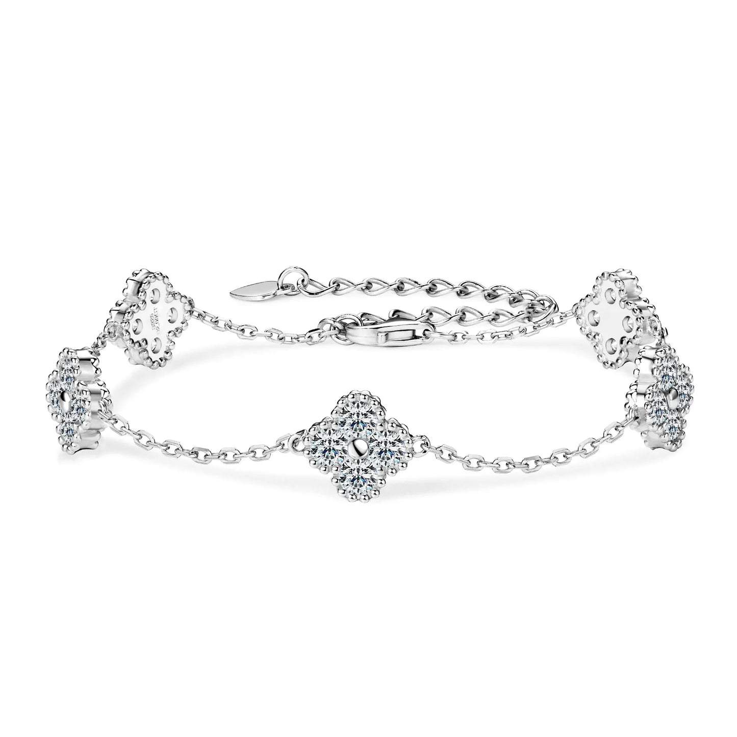 Bracelet chaîne trèfle à quatre feuilles en argent 925 plaqué or blanc et moissanites sur fond blanc.