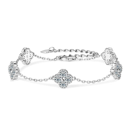 Bracelet chaîne trèfle à quatre feuilles en argent 925 plaqué or blanc et moissanites sur fond blanc.