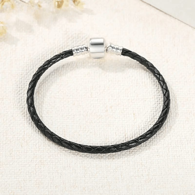 Bracelet clips en argent 925 et cuir noir vue du dessus.