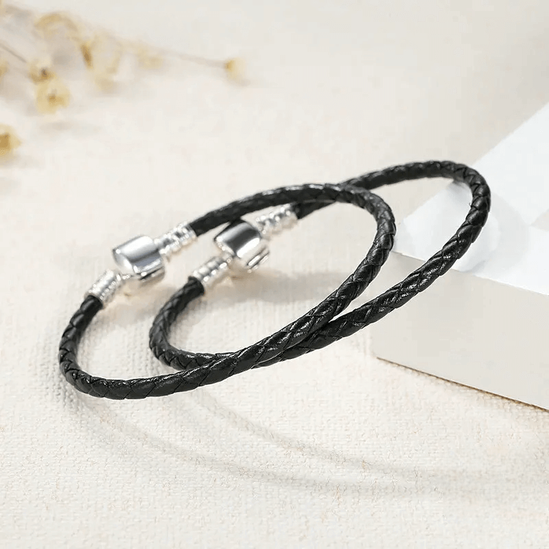 Bracelets clips en argent 925 et cuir noir posés.