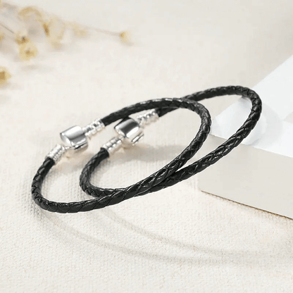 Bracelets clips en argent 925 et cuir noir posés.