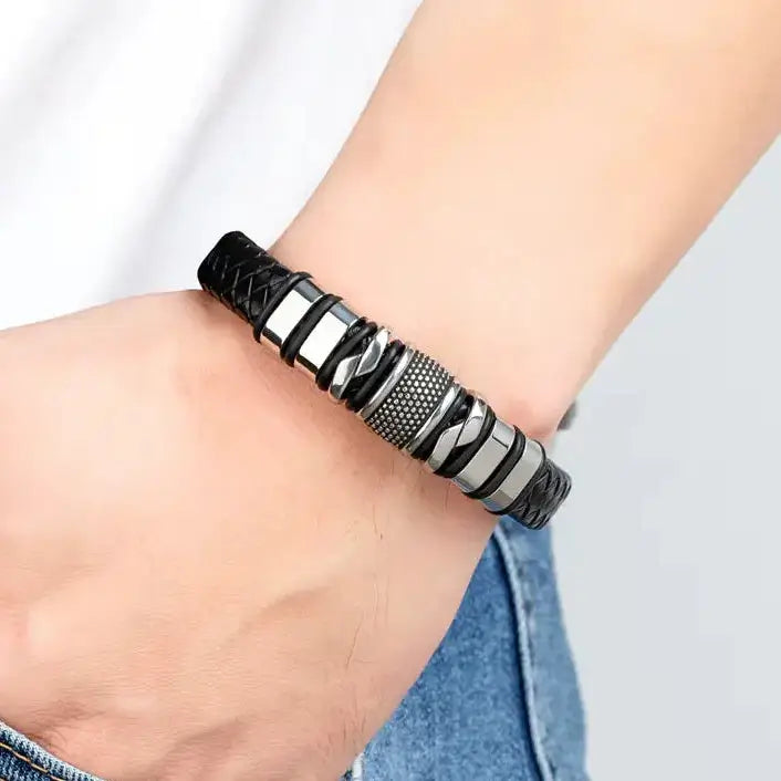 Bracelet cordon cuir tressé noir en acier inoxydable plaqué titane blanc porté au poignet d'un homme.