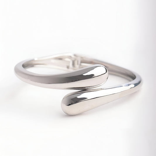Bracelet courbe sculpté en argent or blanc 14K sur fond neutre, design moderne