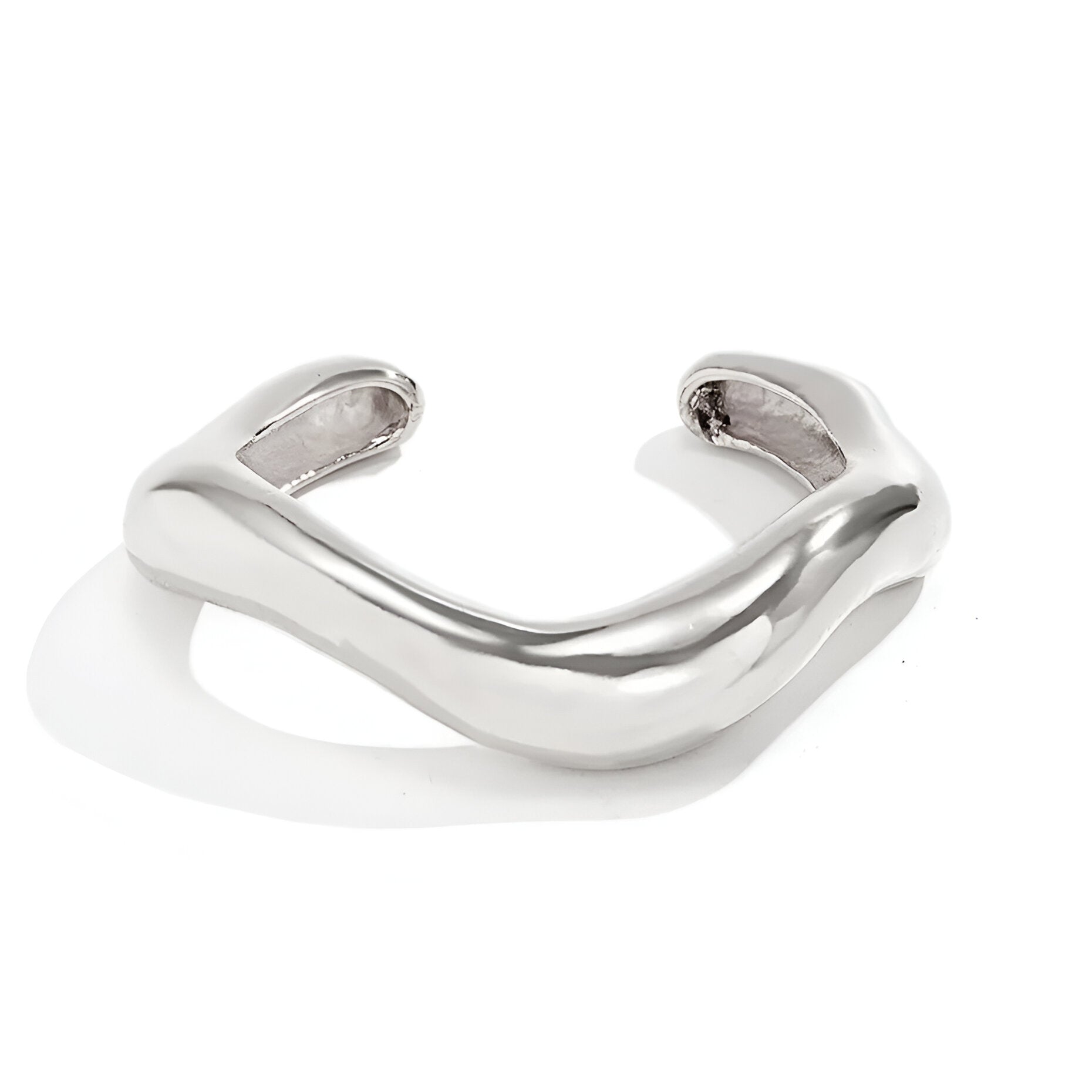 Bracelet Courbe Sculpté en alliage de zinc plaqué or blanc 14k sur fond blanc