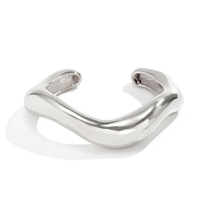 Bracelet Courbe Sculpté en alliage de zinc plaqué or blanc 14k sur fond blanc
