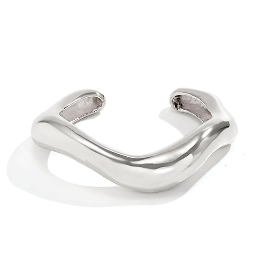 Bracelet Courbe Sculpté en alliage de zinc plaqué or blanc 14k sur fond blanc
