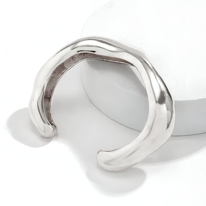 Bracelet courbe en alliage de zinc avec plaquage or blanc 14k - Bijou élégant en position debout