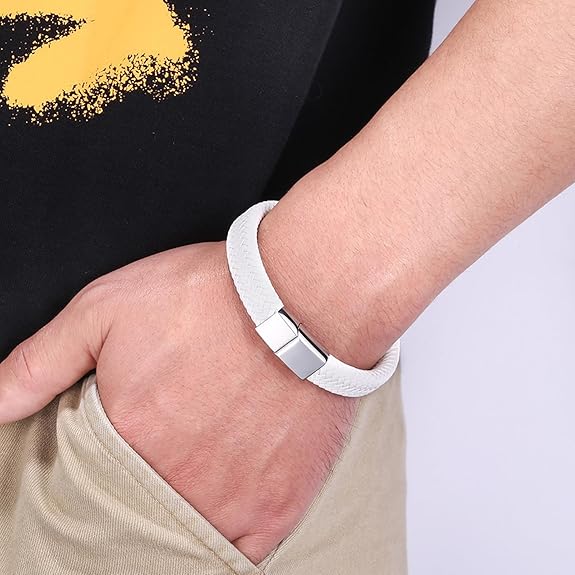 Bracelet en cuir tressé blanc et acier inoxydable 316L blanc porté au poignet d'un homme.