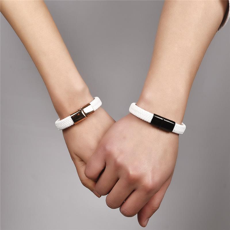 Bracelets en cuir tressé blanc et acier inoxydable 316L noir et rosé portés au poignet d'un homme et d'une femme.