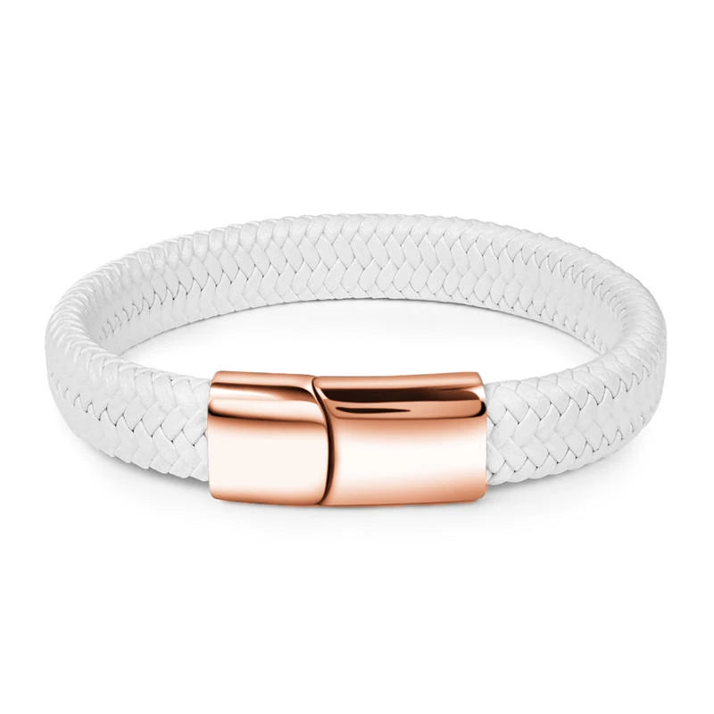 Bracelet en cuir tressé blanc et acier inoxydable 316L rosé sur fond blanc.